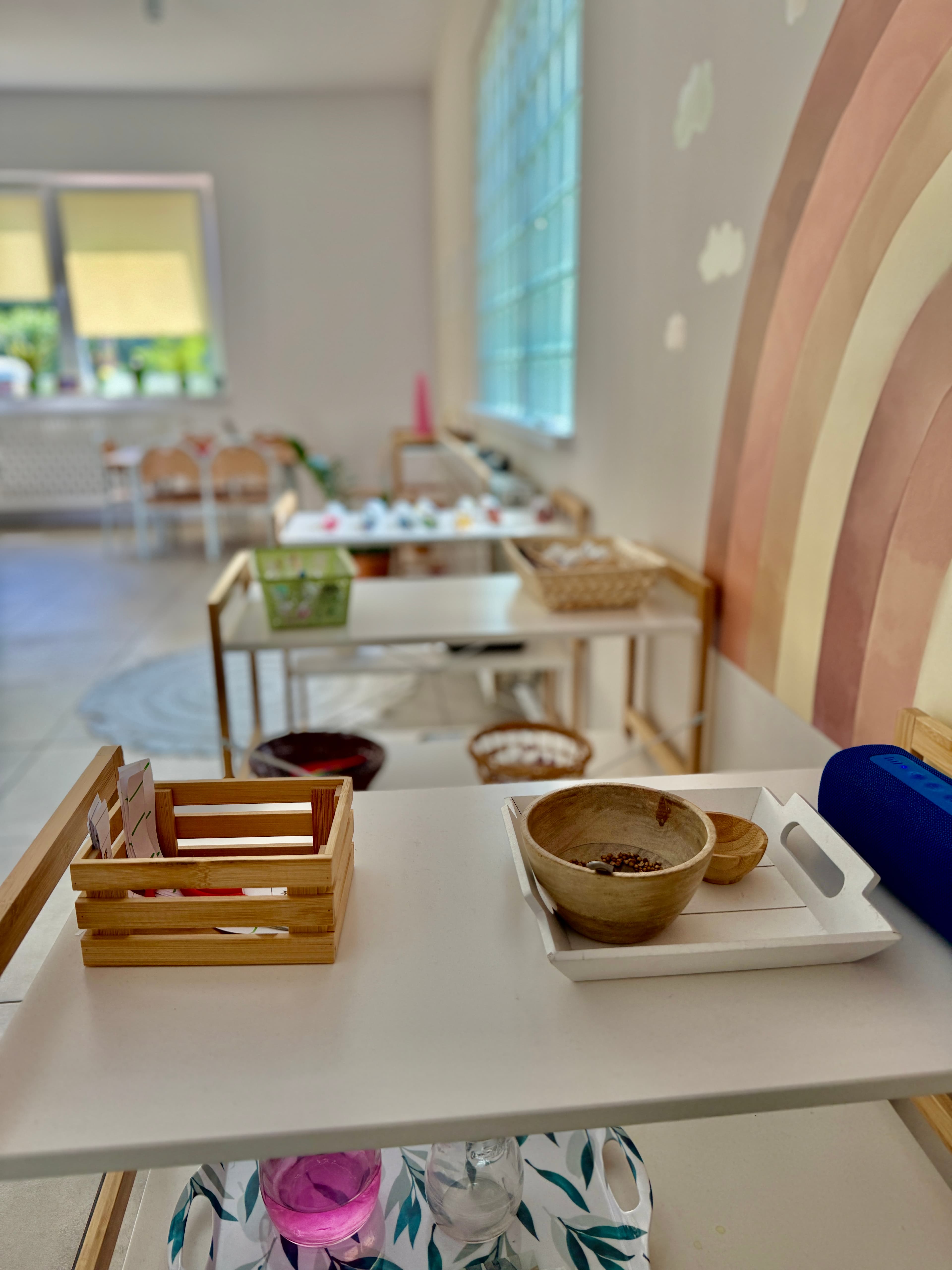 Sala z tęczą – stoły edukacyjne i materiały Montessori