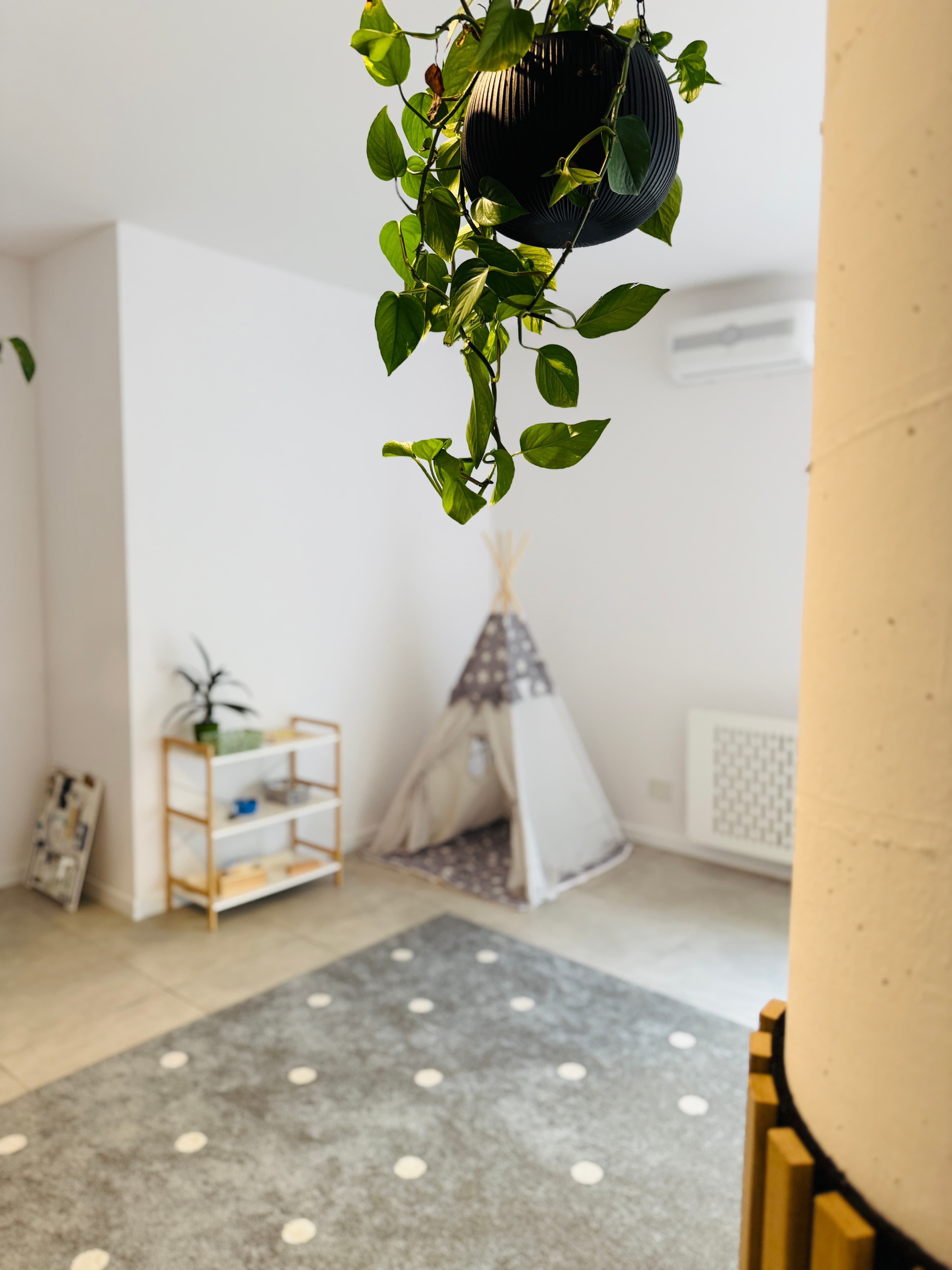 Tipi i wisząca roślina – kącik wyciszenia
